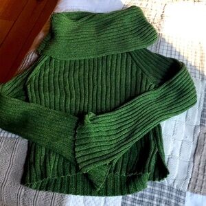 Hand knit.. sweater🌺